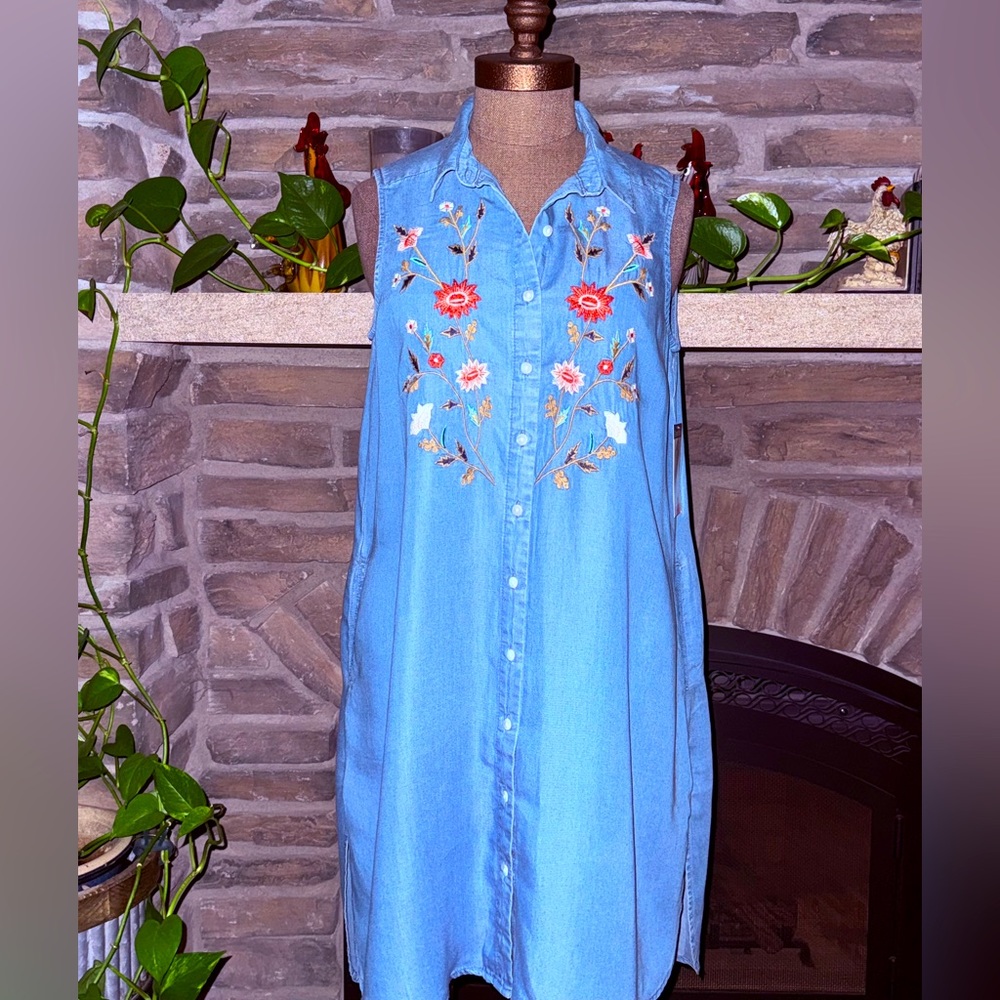 🚩 🆕 NWT Terre Bleue Denim Embroidered Sleeveless Button down Dress.  Size: Small